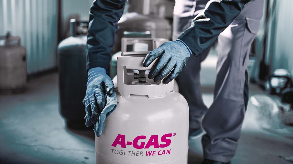 engineer handling gas cyclinder
